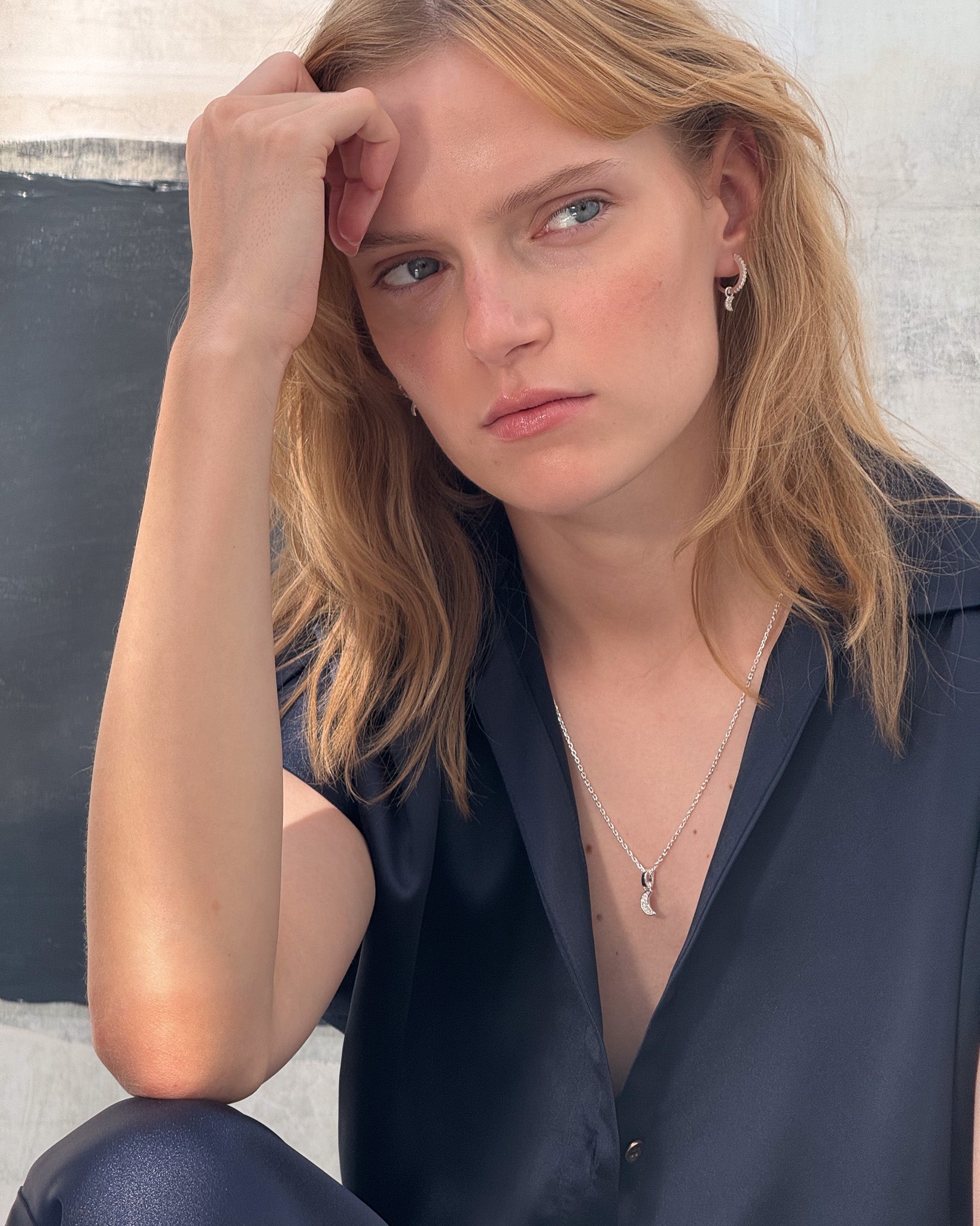 MEDIUM HOOPS SILVER WHITE